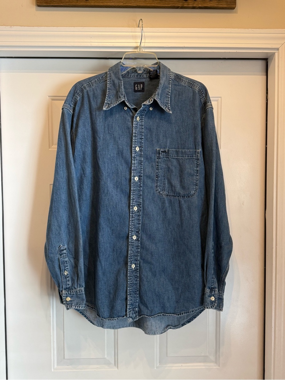 GAP Men's Blue Denim Button-Up Shirt Size Large Sleeve Pockets Solid